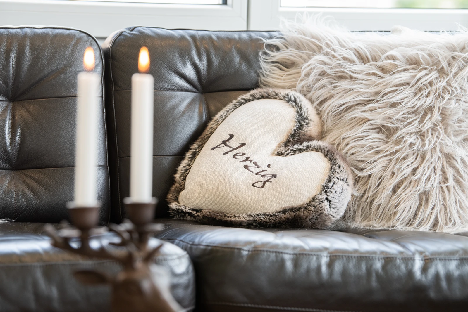 Sofa mit Kissen und Kerzenständer